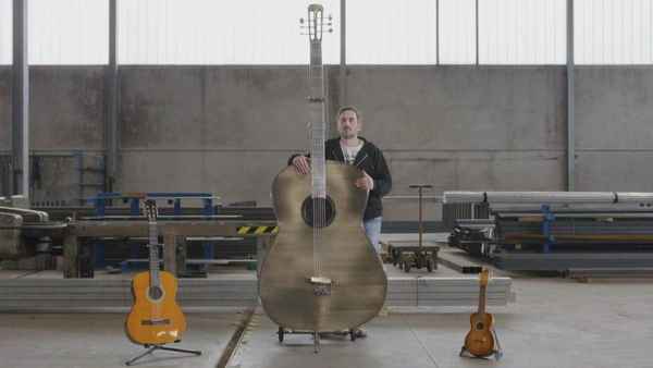 Житель ЮАР создал гигантскую акустическую гитару весом 57 кг  