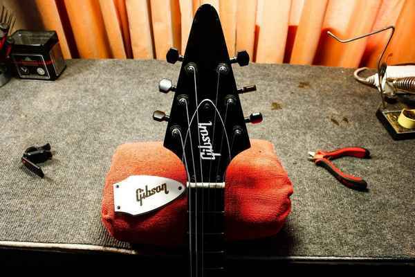 Gibson запустила программу авторизованных гитарных мастерских, которые смогут делать гитары по лицензии  
