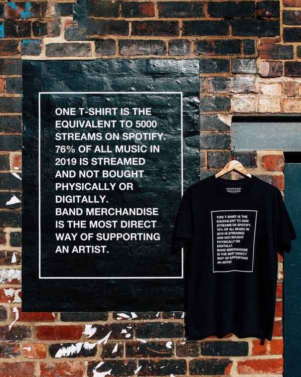 Металкор-коллектив While She Sleeps выпустил футболки с протестом против Spotify и маленьких гонораров исполнителям  