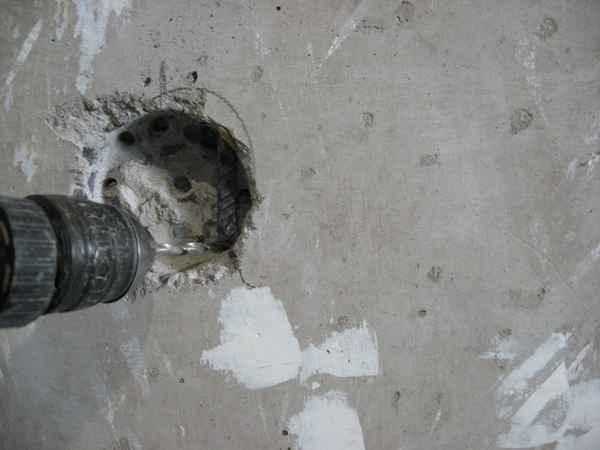 Как просверлить дырку в бетонной стене