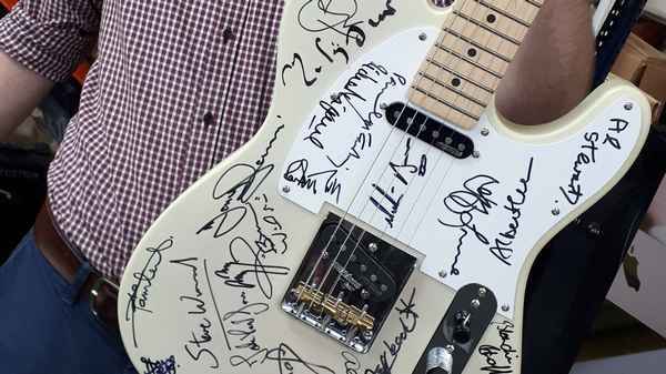 На аукционе продадут электрогитару Джерри Донахью с автографами легендарных гитаристов и музыкантов  