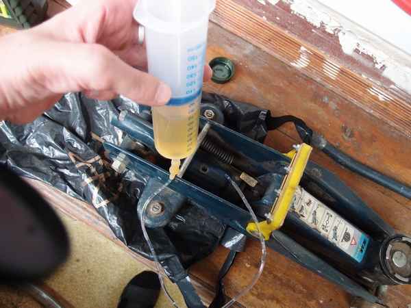 Как поменять масло в гидравлическом домкрате